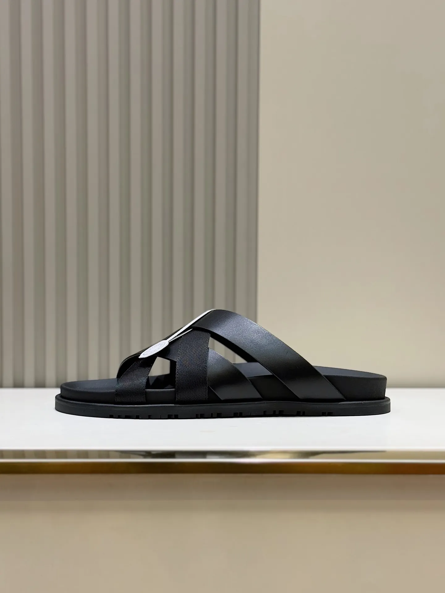 p300💰Men's Shoes Hermes Men's Kazimir Slippers - Top quality woven calfskin functional sandals with an intertwined upper inspired by the "H" iconic pattern to create a casual look, perfect for summer. Imported cowhide + cowhide lining + rubber outsole Size: 39-44 (customized at 38.45.46)